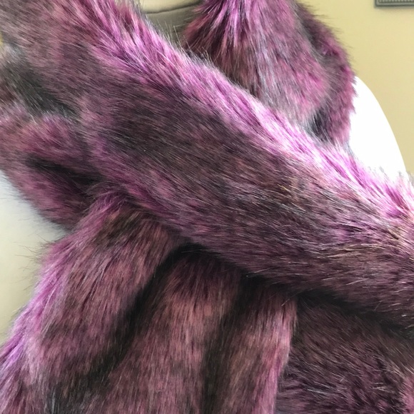Faux Fur Dark Pink & Black Scarf โจNWOTโจ - Picture 3 of 5
